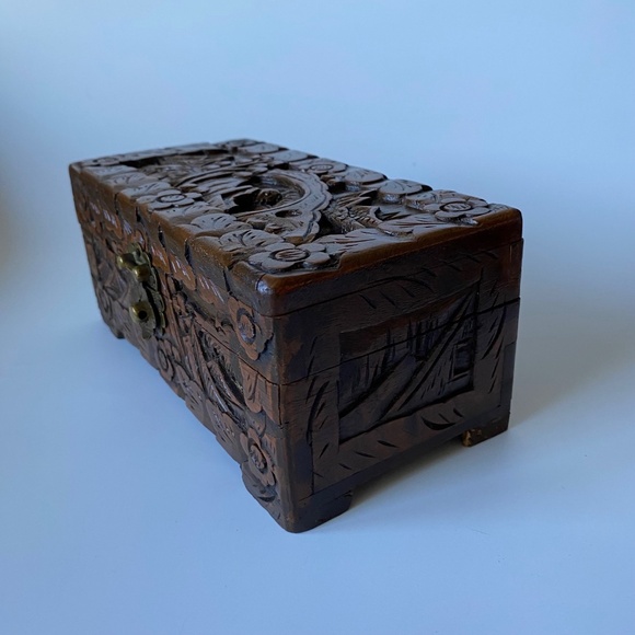 Vintage Wooden Trinket Box: Decorated with In-Relief Oriental Scenery Carvings - Picture 6 of 10